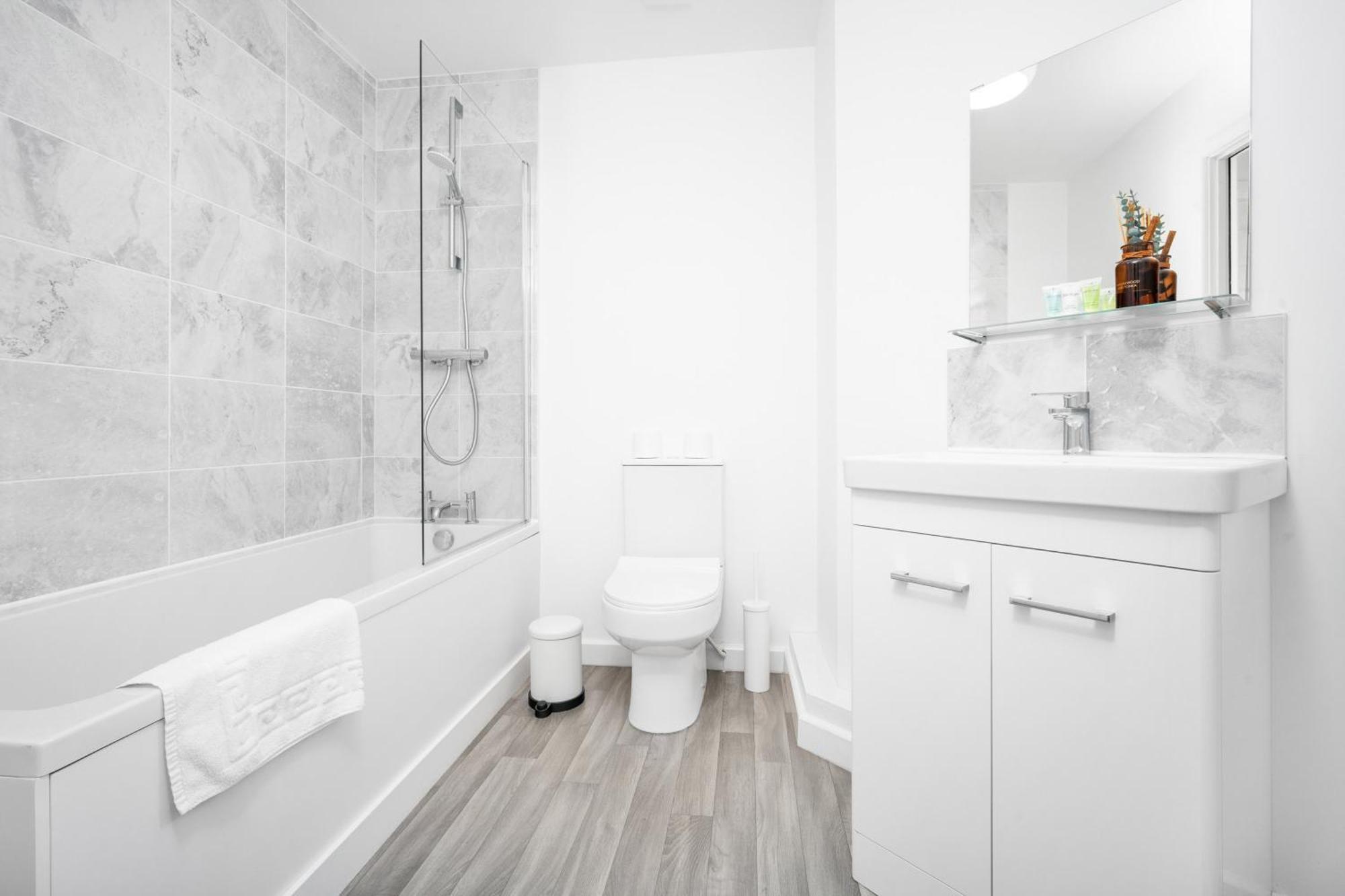2 Bedroom Deluxe - Secure Parking - Wifi - Netflix - Rated - 27c Apartment Cradley Heath